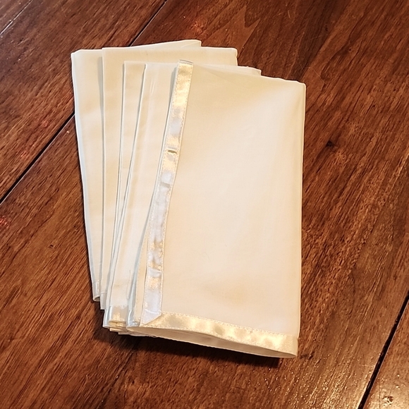 Table linens - Picture 1 of 2